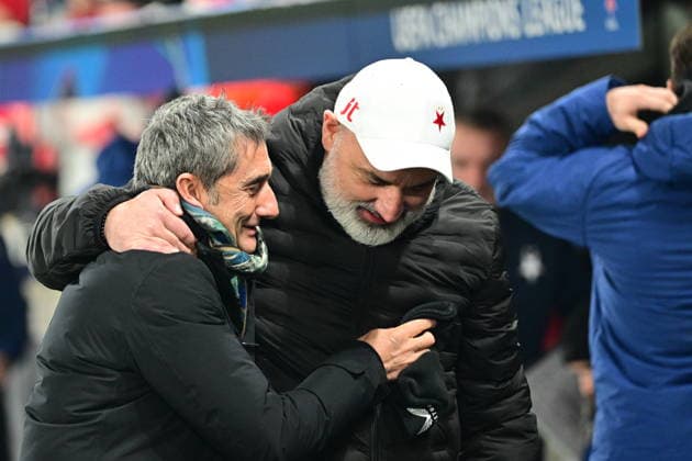 From left coaches Ernesto Valverde of Bilbao hugs Jindrich Trpisovsky of Slavia during the Football Champions League, 5th round match: Slavia Prague vs Athletic Bilbao in Prague, Czech Republic, November 25, 2025. (CTKxPhoto RomanxVondrous) CTKPhotoP2025112507589  CTKPhotoP2025112507589