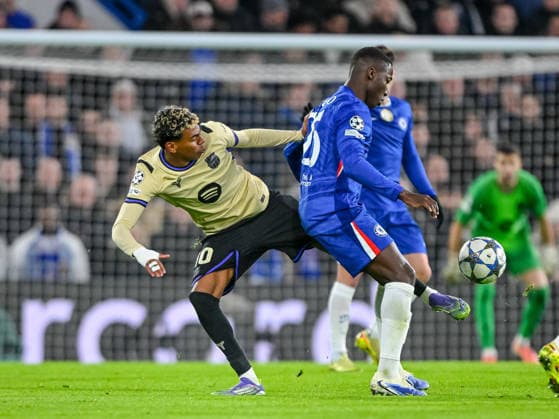 Lamine Yamal FC Barcelona and Moises Caicedo Chelsea FC battle for the ball during the UEFA Champions League 2025 26 League Phase MD5 match between Chelsea FC and FC Barcelona at Stamford Bridge on November 25, 2025 in London, United Kingdom Photo by Harry Langer DeFodi Images