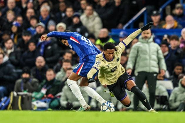 UEFA Champions League Matchday 5 of 8 Chelsea v Barcelona EstÃªvao of Chelsea and Alejandro Balde of Barcelona battle for the ball during the UEFA Champions League Matchday 5 of 8 Chelsea v Barcelona at Stamford Bridge, London, United Kingdom, 25th November 2025 (Photo by Alfie Cosgrove News Images) London Stamford Bridge Greater London United Kingdom Copyright: xAlfiexCosgrove NewsxImagesx