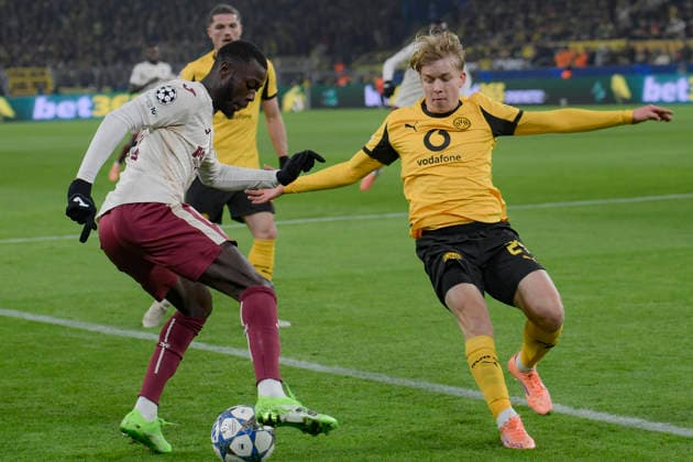 v li in duel Nicolas Pepe CF 19 Daniel Svensson Dortmund 24 25 11 2025 Football, Champions League, Borussia Dortmund vs Villarreal Club de Fotbol, Signal Iduna Park, Dortmund, Copyright: xpepphotox xHorstxMauelshagenx pep00321, pep_20251125_hm_209036