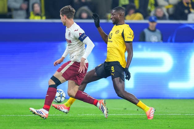 25 11 2025, Football, UEFA Champions League, Borussia Dortmund FC Villarreal, BVB Stadion, Matchday 5, Season 2025 2026 Juan Foyth FC Villarreal 08 in a duel against Serhou Guirassy BVB 09 Regulations prohibit any use of photographs as image sequences and or quasi video Nordrhein Westfalen Germany