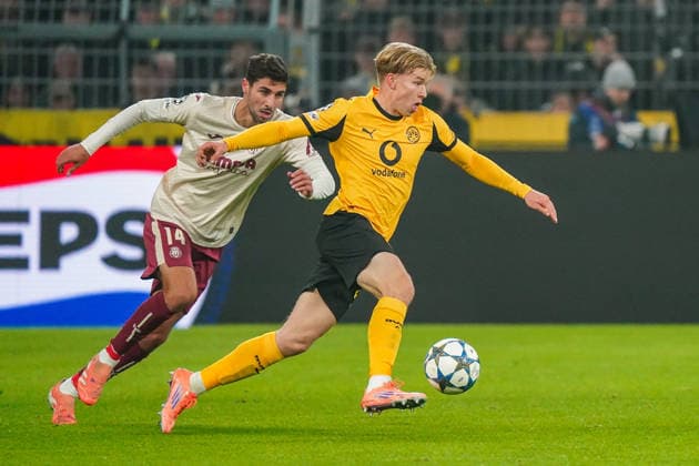 2025-11-25 Borussia Dortmund v Villarreal CF - UEFA Champions League 2025 26 League Phase MD5 DORTMUND, GERMANY - NOVEMBER 25: Santiago Comesana of Villarreal CF chasing Daniel Svensson of Borussia Dortmund during the UEFA Champions League 2025 26 League Phase MD5 match between Borussia Dortmund and Villarreal CF at BVB Stadion Dortmund on November 25, 2025 in Dortmund, Germany. (Photo by Gabriel Calvino Alonso BSR Agency) Dortmund Germany Content not available for redistribution in The Netherlands directly or indirectly through any third parties. Copyright: xBSRxAgencyx