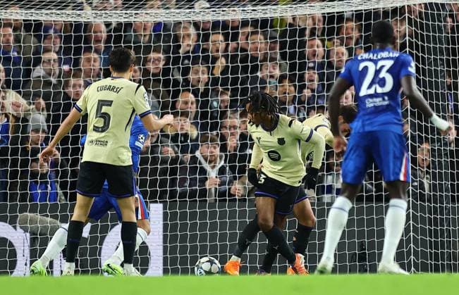 Jules Kounde of Barcelona scores an own goal Chelsea v Barcelona, UEFA Champions League , Football, Stamford Bridge, London, UK - 25 Nov 2025London Stamford Bridge United Kingdom EDITORIAL USE ONLY No use with unauthorised audio, video, data, fixture lists, club league logos or live services. Online in-match use limited to 120 images, no video emulation. No use in betting, games or single club league player publications.  Copyright: xShutterstockx 15918405c