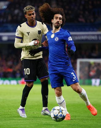 London, England, 25th November 2025. Marc Cucurella of Chelsea with Lamine Yamal of FC Barcelona, Barca during the Chelsea vs FC Barcelona UEFA Champions League match at Stamford Bridge, London. Picture credit should read: Paul Terry Sportimage EDITORIAL USE ONLY. No use with unauthorised audio, video, data, fixture lists, club league logos or live services. Online in-match use limited to 120 images, no video emulation. No use in betting, games or single club league player publications. SPI_042_PT_Chelsea_Barcelona SPI-4310-0042