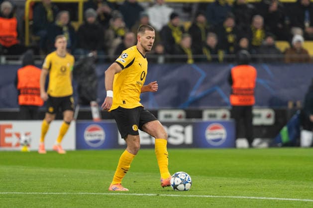 GER, UEFA Champions League, Matchday 5 Borussia Dortmund vs FC Villarreal 25 11 2025, Signal Iduna Park, Dortmund, GER, UEFA Champions League, Matchday 5 Borussia Dortmund vs FC Villarreal in picture Waldemar Anton Borussia Dortmund, 3 single action whole body whole body ball on foot nordphotoxGmbHxx xChristianxSchulze nph000300