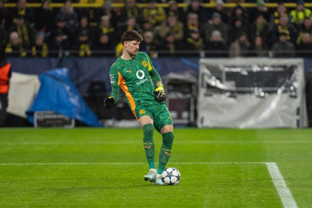 GER, UEFA Champions League, Matchday 5 Borussia Dortmund vs FC Villarreal 25 11 2025, Signal Iduna Park, Dortmund, GER, UEFA Champions League, Matchday 5 Borussia Dortmund vs FC Villarreal in picture Gregor Kobel Borussia Dortmund, 1 single action whole body whole body ball on foot nordphotoxGmbHxx xChristianxSchulze nph000300