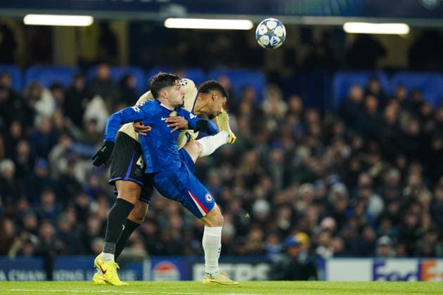 Chelsea v Barcelona, UEFA Champions League Pedro Neto of Chelsea and Ronald Araujo of Barcelona battling for the ball during the Chelsea v FC Barcelona, Barca UEFA Champions League match at Stamford Bridge, London, England on 25 November 2025 Credit: Dylan Hepworth Every Second Media Editorial use only. All images are copyright Every Second Media Limited. No images may be reproduced without prior permission. Copyright: xIMAGO EveryxSecondxMediax ESM-1677-0020 DylanxHepworthx xEveryxSecondxMediax