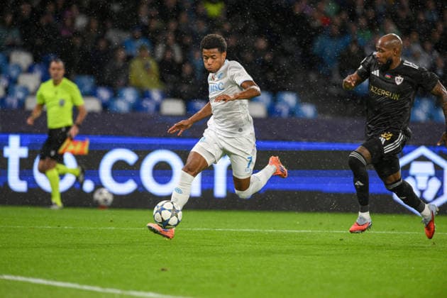 David Neres of SSC Napoli, Kevin Medina of Qarabag during the match Uefa Champions League Championship between S.S.C. Napoli and Qarabag at the Maradona Stadium on Nov 25, 2025 in Naples, Italy. during SSC Napoli vs Qarabag FK, UEFA Champions League football match in Naples, Italy, November 25 2025  Copyright: xRobertoxRamaccia IPAxSportx xipa-agency.netx xx IPA_68377306 IPA_Agency_IPA68377306