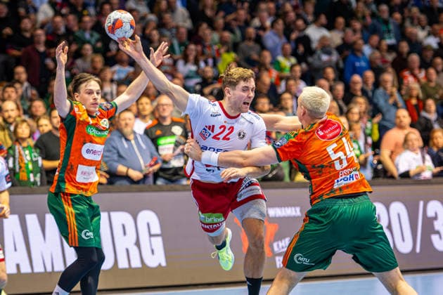 Adam Mats Ljungquist Fredericia Handboldklub, Nr 22 Justus Fischer TSV Hannover Burgdorf, Nr 54 L R , TSV Hannover Burgdorf orange against Fredericia Handboldklub white 5 Matchday of Group Matches EHF European League 2025 2026 25 11 2025, Swiss Life Hall Hannover, GER , Copyright: xJanxGuentherx xTSVxHannover-Burgdorfx