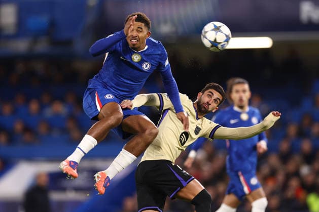 Chelsea gegen Barcelona 25. November 2025, London UEFA-Champions-League-Phase Chelsea gegen Barcelona Wesley Fofana von Chelsea und Ferran Torres von Barcelona Foto Jacques Feeney Abseits London UK  Copyright: xJacquesxFeeneyx xOffsidexOffside