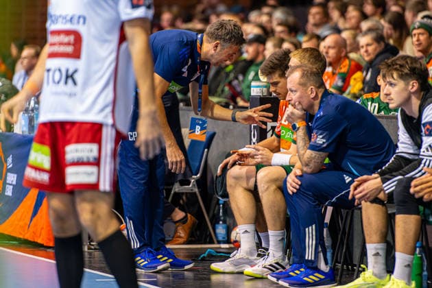 Christian Prokop TSV Hannover Burgdorf, Coach Renars Uscins TSV Hannover Burgdorf, Nr 10 L R , TSV Hannover Burgdorf orange against Fredericia Handboldklub white 5 Matchday of Group Matches EHF European League 2025 2026 25 11 2025, Swiss Life Hall Hannover, GER , Copyright: xJanxGuentherx xTSVxHannover-Burgdorfx