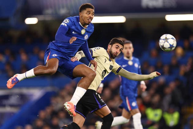 Chelsea gegen Barcelona 25. November 2025, London UEFA-Champions-League-Phase Chelsea gegen Barcelona Wesley Fofana von Chelsea und Ferran Torres von Barcelona Foto Jacques Feeney Abseits London UK  Copyright: xJacquesxFeeneyx xOffsidexOffside