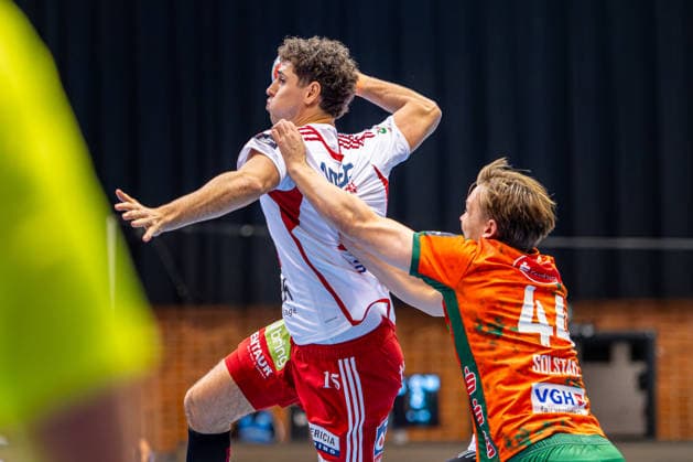 Mads Kjeldgaard Andersen Fredericia Handboldklub, Nr 15 Thomas Solstad TSV Hannover Burgdorf, Nr 44 L R , TSV Hannover Burgdorf orange against Fredericia Handboldklub white 5 Matchday of Group Matches EHF European League 2025 2026 25 11 2025, Swiss Life Hall Hannover, GER , Copyright: xJanxGuentherx xTSVxHannover-Burgdorfx