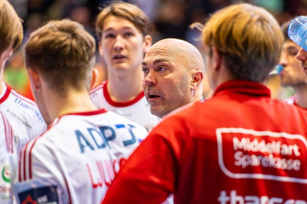 Jesper Houmark Fredericia Handboldklub, Head coach L R , TSV Hannover Burgdorf orange against Fredericia Handboldklub white 5 Matchday of Group Matches EHF European League 2025 2026 25 11 2025, Swiss Life Hall Hannover, GER , Copyright: xJanxGuentherx xTSVxHannover-Burgdorfx