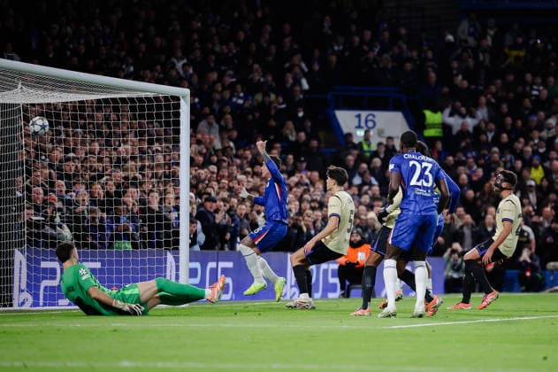 Champions League 2025 26 League Stage Chelsea v Barcelona Stamford Bridge 25.11.2025 Enzo Fernandez of Chelsea scores again and for a second time has the goal disallowed Champions League 2025 26 League Stage Chelsea v Barcelona Stamford Bridge 25.11.2025 Photograph By Marc Aspland The Times  Copyright: xMarcxAsplandx NINTCHDBPICT001041045248