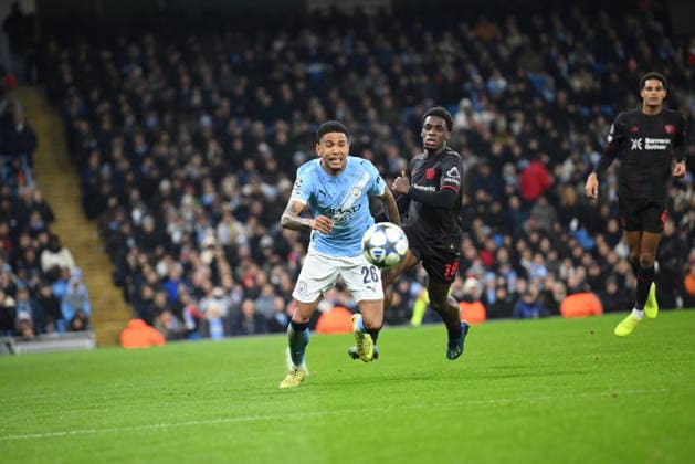 UEFA Champions League Manchester City vs Bayer 04 Leverkusen 25 11 2025 MANCHESTER, GREAT BRITAIN NOVEMBER 25 Savinho of Manchester City gets past Ernest Poku of Bayer Leverkusen during the UEFA Champions League match between Manchester City vs Bayer 04 Leverkusen at Etihad Stadium on matchday 5 of the UEFA Champions League Season 2025 26 on November 25, 2025 in Manchester, Great Britain Copyright: xBEAUTIFULxSPORTS Mansoorx