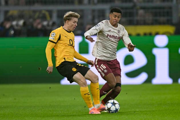 v li in duel Daniel Svensson Dortmund 24 Santiago Mourino CF 15 25 11 2025 Football, Champions League, Borussia Dortmund vs Villarreal Club de Fotbol, Signal Iduna Park, Dortmund, Copyright: xpepphotox xHorstxMauelshagenx pep00321, pep_20251125_hm_208915