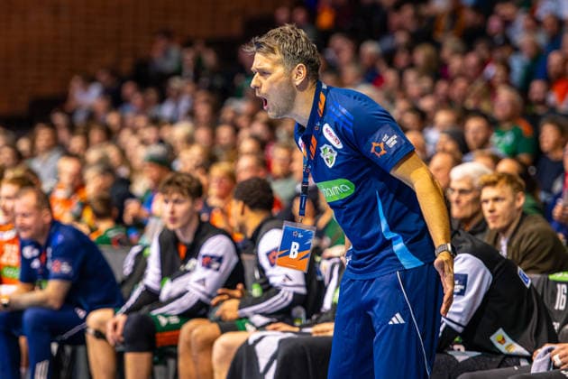 Christian Prokop TSV Hannover Burgdorf, Coach L R , TSV Hannover Burgdorf orange against Fredericia Handboldklub white 5 Matchday of Group Matches EHF European League 2025 2026 25 11 2025, Swiss Life Hall Hannover, GER , Copyright: xJanxGuentherx xTSVxHannover-Burgdorfx