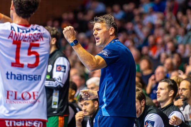 Christian Prokop TSV Hannover Burgdorf, Coach L R , TSV Hannover Burgdorf orange against Fredericia Handboldklub white 5 Matchday of Group Matches EHF European League 2025 2026 25 11 2025, Swiss Life Hall Hannover, GER , Copyright: xJanxGuentherx xTSVxHannover-Burgdorfx