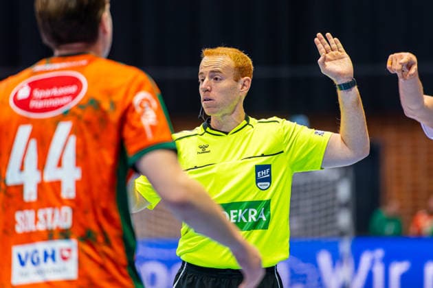 Aritz Zaragüeta Referee, ESP L R , TSV Hannover Burgdorf orange against Fredericia Handboldklub white 5 Matchday of Group Matches EHF European League 2025 2026 25 11 2025, Swiss Life Hall Hannover, GER , Copyright: xJanxGuentherx xTSVxHannover-Burgdorfx