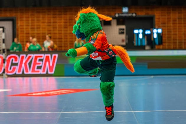 Hektor L R , TSV Hannover Burgdorf orange against Fredericia Handboldklub white 5 Matchday of Group Matches EHF European League 2025 2026 25 11 2025, Swiss Life Hall Hannover, GER , Copyright: xJanxGuentherx xTSVxHannover-Burgdorfx