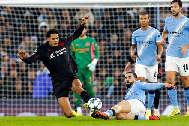 Manchester City v Bayer Leverkusen, Manchester, UK - 25 November 2025 Malik Tillman of Bayer Leverkusen battles for the ball with Rayan Ait-Nouri of Manchester City during the UEFA Champions League match between Manchester City and Bayer Leverkusen at The Etihad Stadium on 25 November 2025 in Manchester, England (Photo by Steve Taylor PPAUK) Manchester The Etihad Stadium Greater Manchester England Copyright: xStevexTaylor PPAUKx PPA-231741