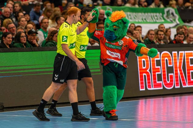 Aritz Zaragüeta Referee, ESP Hektor L R , TSV Hannover Burgdorf orange against Fredericia Handboldklub white 5 Matchday of Group Matches EHF European League 2025 2026 25 11 2025, Swiss Life Hall Hannover, GER , Copyright: xJanxGuentherx xTSVxHannover-Burgdorfx