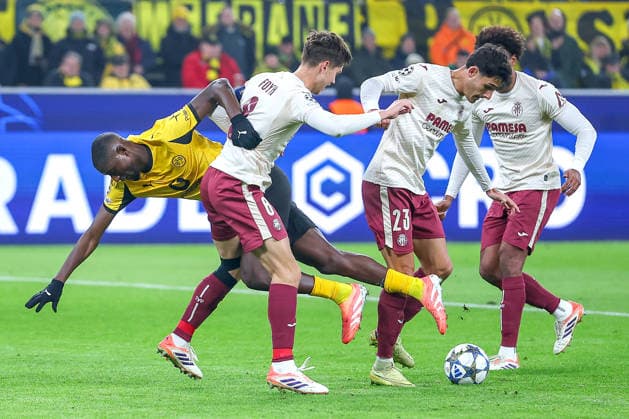 25 11 2025, Football, UEFA Champions League, Borussia Dortmund FC Villarreal, BVB Stadion, Matchday 5, Season 2025 2026 Serhou Guirassy BVB 09 in a duel against Juan Foyth FC Villarreal 08 Sergi Cardona FC Villarreal 23 Renato Veiga FC Villarreal 12 in the penalty area Regulations prohibit any use of photographs as image sequences and or quasi video Nordrhein Westfalen Germany