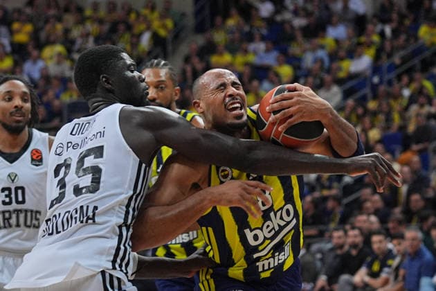 Fenerbahce Beko v Virtus Bologna - EuroLeague ISTANBUL, TURKIYE - NOVEMBER 25: Talen Horton Tucker (R) of Fenerbahce Beko and Mouhamet Diouf (L) of Virtus Bologna in action during the EuroLeague week 13 match between Fenerbahce Beko and Virtus Bologna at Ulker Sports and Event Hall in Istanbul, Turkiye on November 25, 2025. Adem Kutucu Anadolu Istanbul Turkey. Editorial use only. Please get in touch for any other usage.  Copyright: x2025xAnadoluxAdemxKutucux