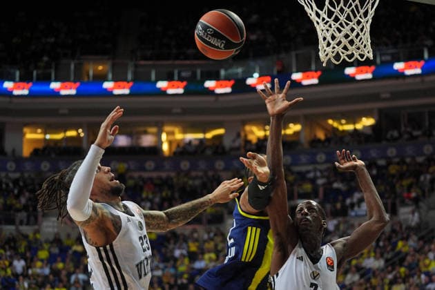 Fenerbahce Beko v Virtus Bologna - EuroLeague ISTANBUL, TURKIYE - NOVEMBER 25: Khem Birch (C) of Fenerbahce Beko and Daniel Hackett (L) of Virtus Bologna in action during the EuroLeague week 13 match between Fenerbahce Beko and Virtus Bologna at Ulker Sports and Event Hall in Istanbul, Turkiye on November 25, 2025. Adem Kutucu Anadolu Istanbul Turkey. Editorial use only. Please get in touch for any other usage.  Copyright: x2025xAnadoluxAdemxKutucux