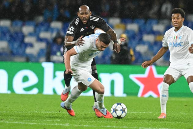 Kevin Medina of Qarabag competes for the ball with Alessandro Buongiorno of SSC Napoli during the Uefa Champions League match between SSC Napoli vs Qarabag at Diego Armndo Maradona Stadium  Copyright: xAgostinoxGemito IPAxSportx xipa-agency.netx xx IPA_68377616 IPA_Agency_IPA68377616