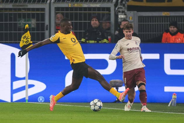 25.11.2025, Fussball, Saison 2025 2026, UEFA Champions League, Spieltag 5, Borussia Dortmund, - FC Villareal, v. l. Serhou Guirassy (Borussia Dortmund), Juan Foyth (FC Villareal), Dortmund Signal Iduna Park NRW Deutschland xRHR-FOTO DEx Copyright: DennisxEwert RHR-FOTOx RHR-FOTO DE