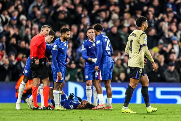 UEFA Champions League Matchday 5 of 8 Chelsea v Barcelona Ronald Araujo of Barcelona leaves the field of play after receiving a red card during the UEFA Champions League Matchday 5 of 8 Chelsea v Barcelona at Stamford Bridge, London, United Kingdom, 25th November 2025 (Photo by Alfie Cosgrove News Images) London Stamford Bridge Greater London United Kingdom Copyright: xAlfiexCosgrove NewsxImagesx