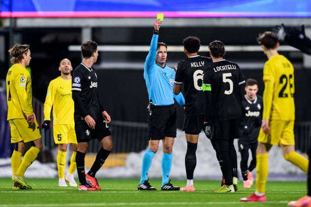 251125 Lloyd Kelly of Juventus is shown a yellow card by Danny Makkelie, referee, during the UEFA Champions League football match between Bodo Glimt and Juventus on November 25, 2025 in Bodo Photo Marius Simensen BILDBYRAN COP 238 MM0049 bbeng football fotball soccer uefa champions league mesterligaen bodo glimt juventus  Copyright: MARIUSxSIMENSEN BB251125BB920