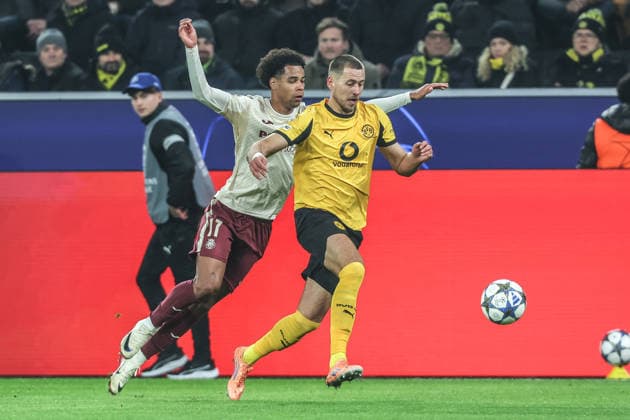 Sport, Football, UEFA Champions League Season 2025 2026 League Phase 5 Matchday Borussia Dortmund FC Villarreal 25 11 2025, SIGNAL IDUNA PARK Tajon Buchanan FC Villarreal, 17 Waldemar Anton Borussia Dortmund, 3 duel Dortmund SIGNAL IDUNA PARK North Rhine-Westphalia Germany