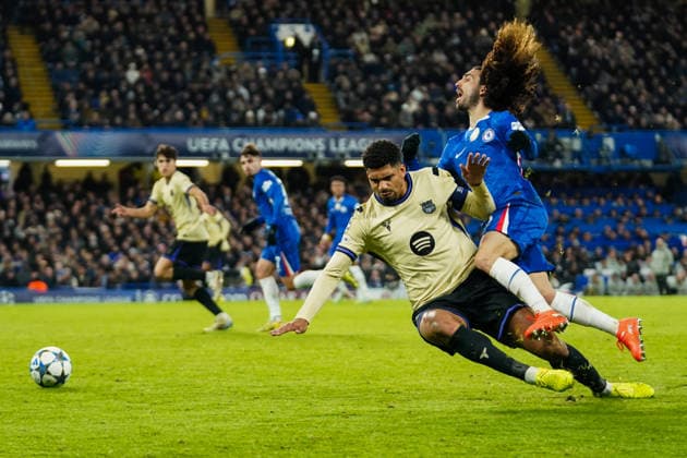 Chelsea v Barcelona, UEFA Champions League Ronald Araujo of Barcelona fouling Marc Cucurella of Chelsea during the Chelsea v FC Barcelona, Barca UEFA Champions League match at Stamford Bridge, London, England on 25 November 2025 Credit: Dylan Hepworth Every Second Media Editorial use only. All images are copyright Every Second Media Limited. No images may be reproduced without prior permission. Copyright: xIMAGO EveryxSecondxMediax ESM-1677-0035 DylanxHepworthx xEveryxSecondxMediax