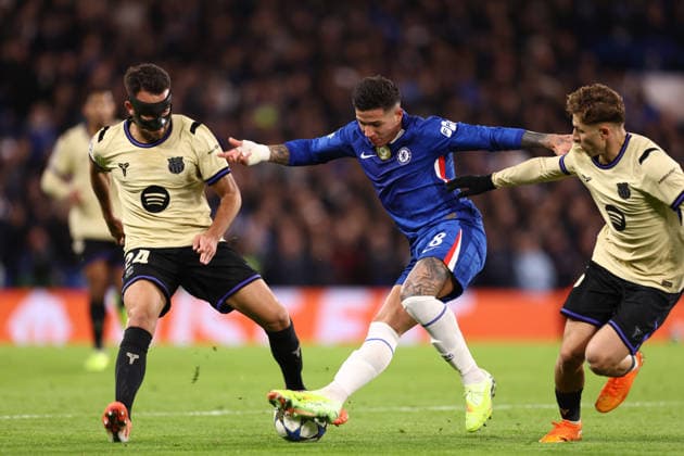 Chelsea gegen Barcelona 25. November 2025, London UEFA Champions League League Etappe Chelsea gegen Barcelona der maskierte Eric Garcia von Barcelona, Enzo Fernandez von Chelsea und Fermin Lopez von Barcelona Foto Jacques Feeney Offside London UK  Copyright: xJacquesxFeeneyx xOffsidexOffside