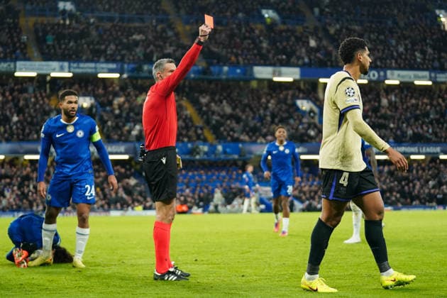 Chelsea v Barcelona, UEFA Champions League Ronald Araujo of Barcelona being shown a red card during the Chelsea v FC Barcelona, Barca UEFA Champions League match at Stamford Bridge, London, England on 25 November 2025 Credit: Dylan Hepworth Every Second Media Editorial use only. All images are copyright Every Second Media Limited. No images may be reproduced without prior permission. Copyright: xIMAGO EveryxSecondxMediax ESM-1677-0037 DylanxHepworthx xEveryxSecondxMediax