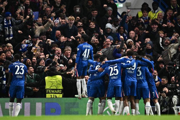 LONDON, ENGLAND - NOVEMBER 25: The players of Chelsea F.C. celebrate with fans after the first goal during the UEFA Champions League 2025 26 League Phase MD5 match between Chelsea FC and FC Barcelona, Barca at Stamford Bridge on November 25, 2025 in London, England. Photo Sebastian Frej Chelsea FC v FC Barcelona - UEFA Champions League 2025 26 League Phase MD5 Copyright: xSebastianxFrejx
