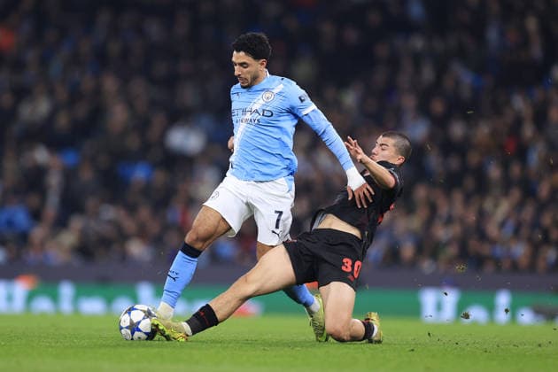 Fußball UEFA-Champions-League-Phase Manchester City gegen Bayer Leverkusen 25. November 2025 UEFA-Champions-League-Phase Manchester City gegen Bayer Leverkusen Ibrahim Maza von Bayer Leverkusen geht gegen Omar Marmoush von Manchester City vor Foto Simon Stacpoole Abseits Manchester UK  Copyright: xSimonxStacpoolexOffside