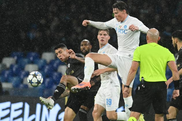 Pedro Bicalho of Qarabag competes for the ball with Scott McTominay of SSC Napoli during the Uefa Champions League match between SSC Napoli vs Qarabag at Diego Armndo Maradona Stadium  Copyright: xAgostinoxGemito IPAxSportx xipa-agency.netx xx IPA_68378125 IPA_Agency_IPA68378125