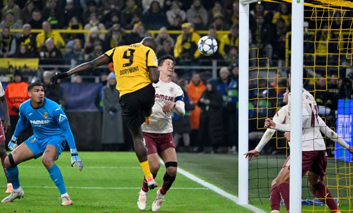 Signal Iduna Park Dortmund, 25 11 2025 Soccer Champions League Season 2025 26 5 Matchday, Borussia Dortmund BVB, yellow vs FC Villareal VIL Serhou Guirassy BVB scores the goal for 1 0 , next to Juan Foyth VIL UEFA REGULATIONS PROHIBIT ANY USE OF PHOTOGRAPHS AS IMAGE SEQUENCES AND OR QUASI VIDEO