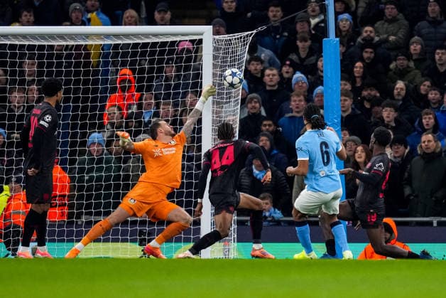 MANCHESTER, ENGLAND - NOVEMBER 25: Bayer 04 Leverkusen goalkeeper Mark Flekken saves the scoring attempt of Nathan Ake of Manchester City during the UEFA Champions League 2025 26 League Phase MD5 match between Manchester City and Bayer 04 Leverkusen at City of Manchester Stadium on November 25, 2025 in Manchester, England. (Photo by Rene Nijhuis) SPO  Copyright: xRenexNijhuis