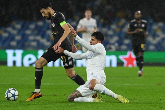 Abdellah Zoubir of Qarabag competes for the ball with Mathias Olivera of SSC Napoli during the Uefa Champions League match between SSC Napoli vs Qarabag at Diego Armndo Maradona Stadium  Copyright: xAgostinoxGemito IPAxSportx xipa-agency.netx xx IPA_68378170 IPA_Agency_IPA68378170