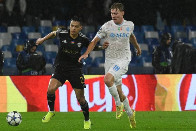 Matheus Silva of Qarabag competes for the ball with Rasmus Hojlund of SSC Napoli during the Uefa Champions League match between SSC Napoli vs Qarabag at Diego Armndo Maradona Stadium  Copyright: xAgostinoxGemito IPAxSportx xipa-agency.netx xx IPA_68378233 IPA_Agency_IPA68378233