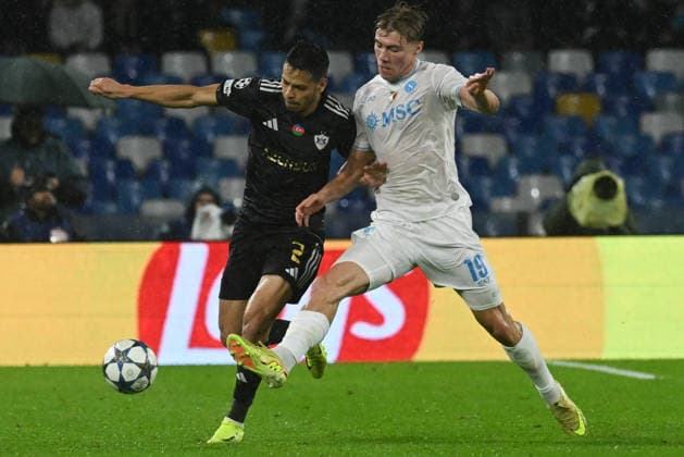 Matheus Silva of Qarabag competes for the ball with Rasmus Hojlund of SSC Napoli during the Uefa Champions League match between SSC Napoli vs Qarabag at Diego Armndo Maradona Stadium  Copyright: xAgostinoxGemito IPAxSportx xipa-agency.netx xx IPA_68378249 IPA_Agency_IPA68378249