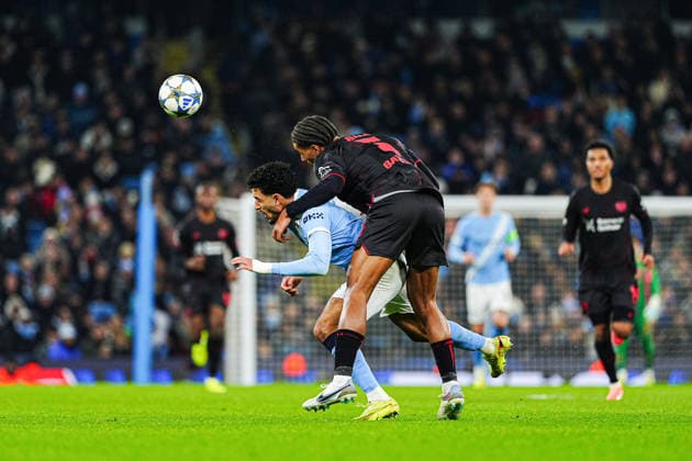 Omar Marmoush Manchester City, 07 , Loic Bade Bayer 04 Leverkusen, 05 ENG, Manchester City vs Bayer 04 Leverkusen, Football, UEFA Champions League, Matchday 5, 2025 2026 season, 25 11 2025 ENG, Manchester City vs Bayer 04 Leverkusen, Football, UEFA Champions League, Matchday 5, 2025 2026 season, 25 11 2025 Manchester Copyright: xEibner-Pressefoto MarcelxvonxFehrnx EP_MFN