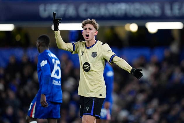 November 25, 2025, London, London, England: Fermin Lopez of FC Barcelona, Barca protests during the UEFA Champions League 2025 26 League Phase MD5 match between Chelsea FC and FC Barcelona at Stamford Bridge on November 25, 2025, in London, England. London England - ZUMAa181 20251125_zaa_a181_139 Copyright: xDennisxAgyemanx