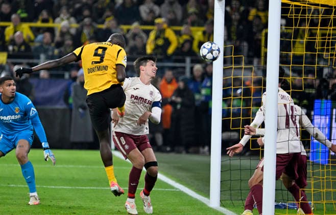 Signal Iduna Park Dortmund, 25 11 2025 Soccer Champions League Season 2025 26 5 Matchday, Borussia Dortmund BVB, yellow vs FC Villareal VIL Serhou Guirassy BVB scores the goal for 1 0 , next to Juan Foyth VIL UEFA REGULATIONS PROHIBIT ANY USE OF PHOTOGRAPHS AS IMAGE SEQUENCES AND OR QUASI VIDEO