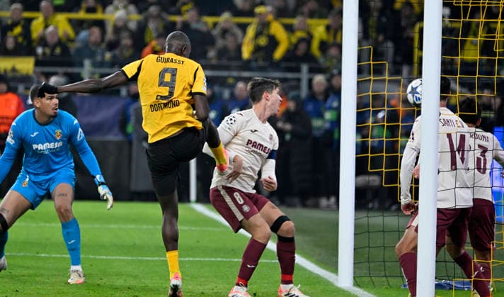 Signal Iduna Park Dortmund, 25 11 2025 Soccer Champions League Season 2025 26 5 Matchday, Borussia Dortmund BVB, yellow vs FC Villareal VIL Serhou Guirassy BVB scores the goal for 1 0 , next to Juan Foyth VIL UEFA REGULATIONS PROHIBIT ANY USE OF PHOTOGRAPHS AS IMAGE SEQUENCES AND OR QUASI VIDEO